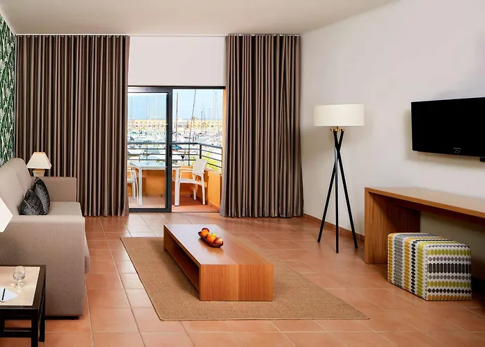 Nh Marina Hotell 4*